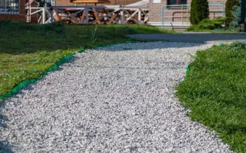 Podjazd: Wybierz materiał, poznaj koszty i uniknij błędów!