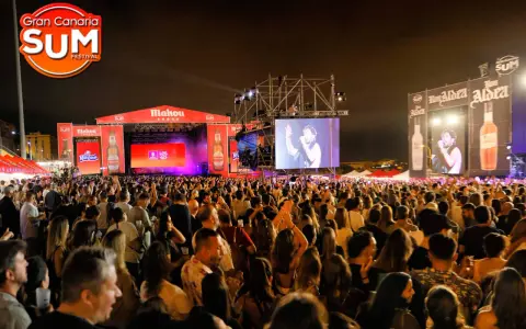 Multitud vibrante en el Gran Canaria SUM Festival, disfrutando de la música en vivo bajo un cielo nocturno.