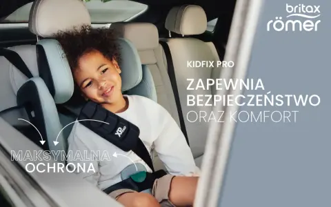 Uśmiechnięte dziecko w foteliku Britax Romer 15-36 Kidfix, zapewniającym maksymalną ochronę i komfort podczas podróży.