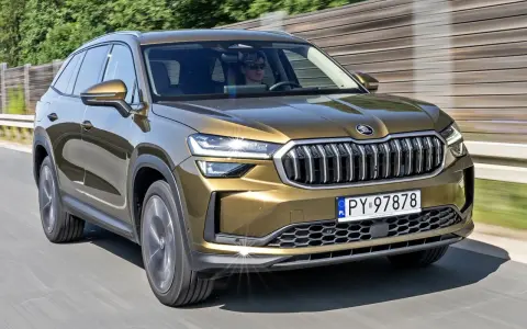 Złoty Skoda Kodiaq w ruchu drogowym. Sprawdź aktualną skoda kodiaq cena i dostępne konfiguracje.