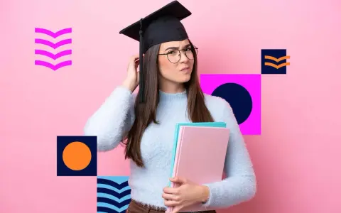 Studentka w togi zastanawia się, ile trwa sesja na studiach. Trzyma książki, a tło zdobią geometryczne kształty.