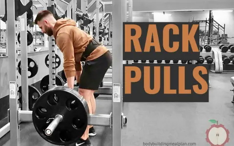 Mann hebt schwere Langhantelstange bei Rack Pulls im Fitnessstudio.