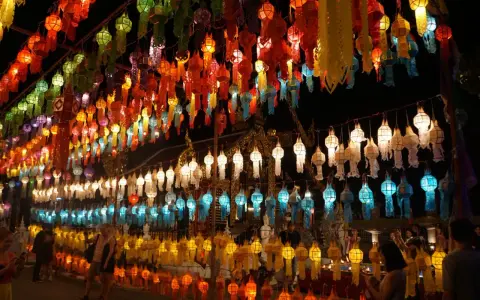 Buntes Lichterfest in Thailand. Tausende von Papierlaternen in allen Farben leuchten in der Nacht und schaffen eine magische Atmosphäre.