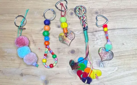 Bunte Schlüsselanhänger mit Herzen und Perlen, perfekt zum Muttertagsgeschenk selber basteln.