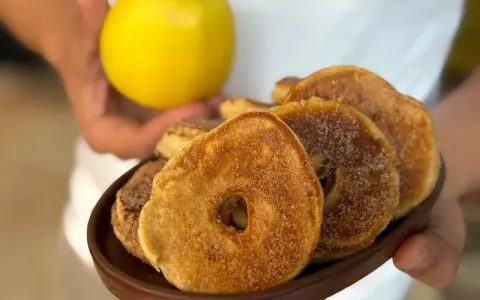 Délicieux pancake pomme saupoudré de cannelle, présenté avec une pomme jaune fraîche. Un délice gourmand !
