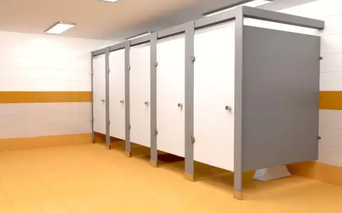 Czyste, nowoczesne kabiny toalety w placówce edukacyjnej, zapewniające dbałość o bezpieczne i higieniczne warunki nauki wychowania i opieki.