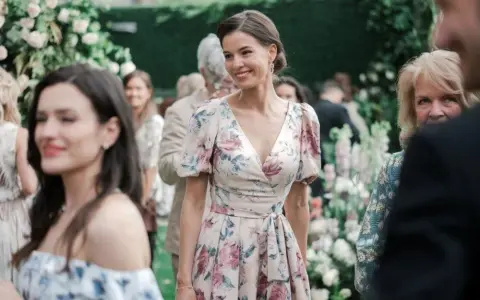 Sukienka w kwiaty na wesele? Odkryj sekrety perfekcyjnej stylizacji