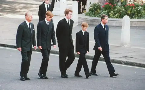 Książę Filip, książę William, książę Harry i książę Karol idą w żałobie. Czarny garnitur to kolor żałoby.