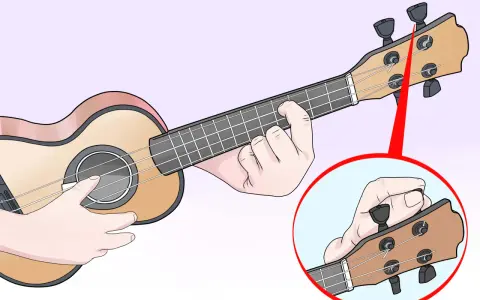 Main gauche sur le manche, main droite sur la tête pour accorder l'ukulele. Gros plan sur le réglage d'une corde.
