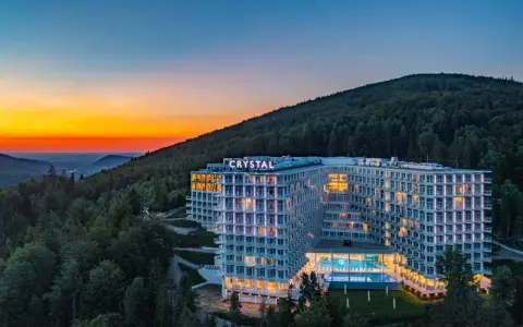 Nowoczesny hotel Crystal, otoczony lasem, z basenem i widokiem na zachód słońca. To z pewnością najlepszy hotel w Polsce.