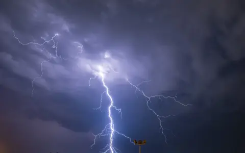 Czy w bloku jest bezpiecznie podczas burzy? Oto, co musisz wiedzieć