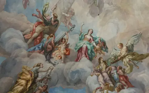 Deckenmalerei mit vielen geflügelten Figuren, die durch Wolken schweben. Eine Frau mit Waage wirkt wie ein engel auf erden.