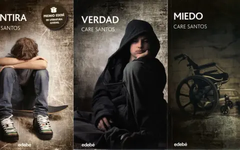 Resumen de "Mentira" de Care Santos: un joven triste sentado en un patinete, otro con capucha pensativo y una silla de ruedas vacía.