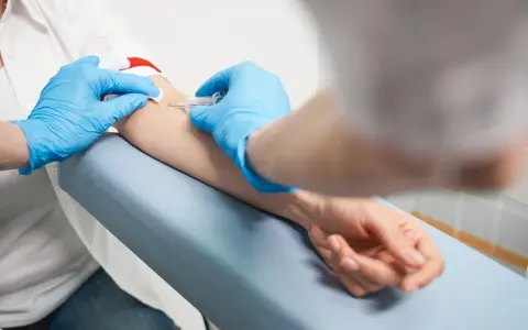 Pobieranie krwi do badań, które pomogą ocenić, co produkuje progesteron.