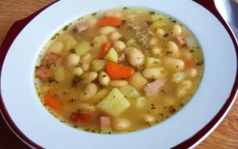 Aksamitna zupa fasolowa przepis babci, pełna białej fasoli, ziemniaków, marchewki i kawałków wędzonki. Aromatyczna i sycąca.