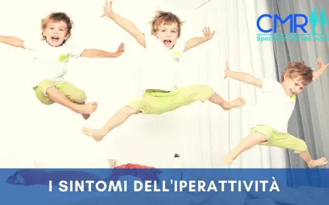 Un bambino iperattivo di 7 anni salta con gioia, mostrando la sua energia incontenibile.