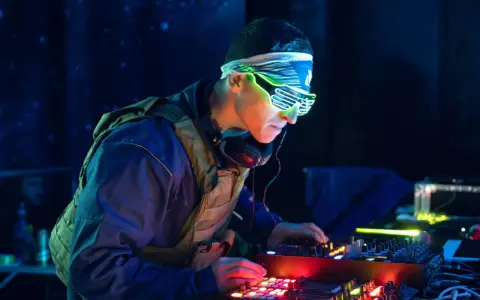 DJ w neonowych okularach tworzy pulsujący rytm acid house, zanurzając się w mroku klubu.