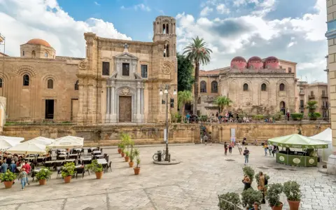 Piazza con chiese normanne, un luogo da non perdere se cerchi cosa visitare a Palermo.