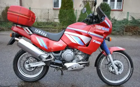 Czerwony motocykl Yamaha XTZ 750 Super Tenere, gotowy na przygodę. Dane techniczne tego modelu są imponujące.