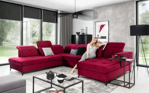 Elegancki salon z bordową kanapą. Szarości i czerń to kolory, które pasują do bordowego, tworząc stylowe wnętrze.