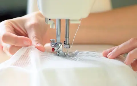 Jak uszyć modne firany: proste kroki do stylowych zasłon w domu