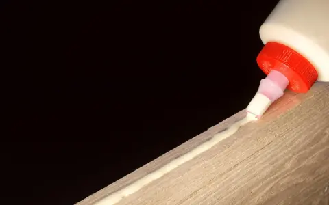Klej spływa z butelki na drewno. Dowiedz się, jak usunąć klej z drewna, gdy popełnisz błąd.