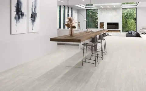 Elegantes suelos para cocinas blancas con un diseño moderno y minimalista, que complementan la isla de madera y las sillas altas.
