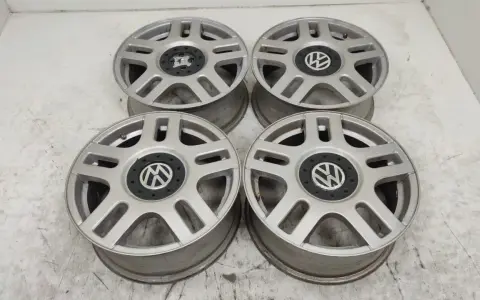 Cztery aluminiowe felgi do VW Golfa IV. Rozstaw śrub 5x100.