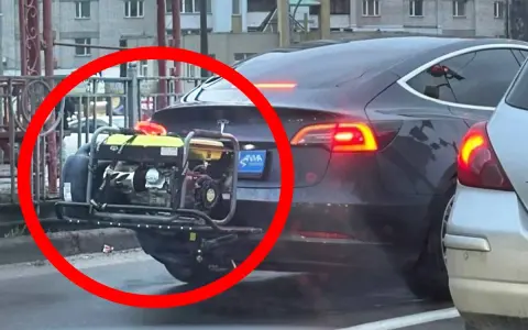 Samochód elektryczny z agregatem prądotwórczym na bagażniku. Nietypowe rozwiązanie dla podróżujących na długie dystanse.