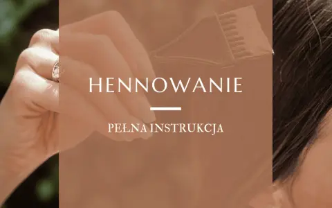 Dłoń z pierścionkiem trzyma pędzelek do henny. Dowiedz się, ile się trzyma henna i jak ją aplikować.