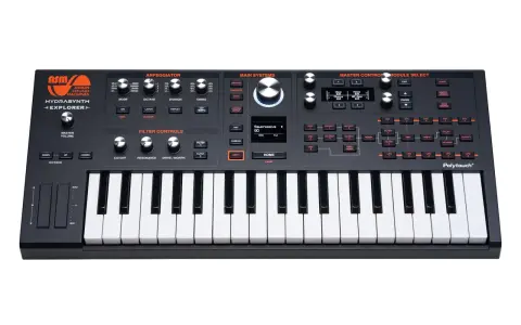 Czarny syntezator ASM Hydrasynth Explorer z klawiaturą i licznymi pokrętłami oraz przyciskami do tworzenia dźwięków.