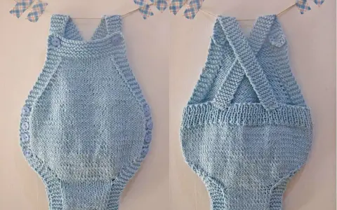Tutorial ranita bebé dos agujas. Conjunto tejido a mano, azul claro, con botones laterales y tirantes cruzados en la espalda.