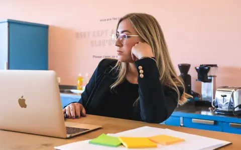 Staż z PUP: Kiedy MUSISZ zatrudnić stażystę? Umowa wyjaśnia