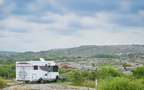 Husbil parkerad på en campingplats i Norra Sverige under en sommar. En perfekt plats för en roadtrip norra Sverige sommar.