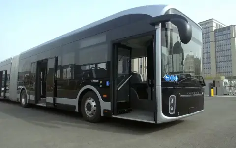 Nowoczesny, czarny yutong autobus przegubowy z otwartymi drzwiami, gotowy do przyjęcia pasażerów.