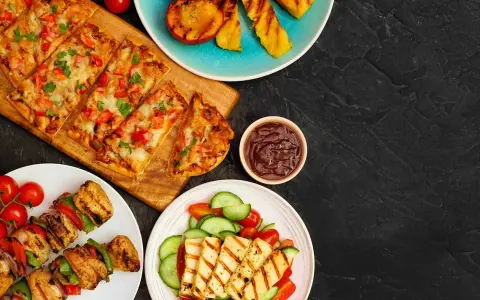 Grillad kyckling, halloumi och pizza – perfekt för ett somrigt lunch recept.
