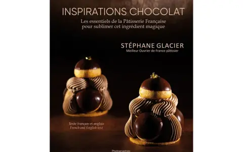 Deux magnifiques créations de pâtisserie française, inspirées par l'art de l'opera patisserie, ornées de chocolat et de dorures.