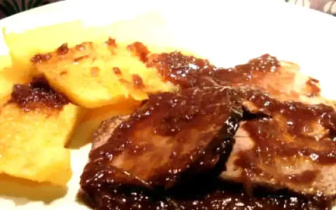 Stracotto al Chianti succulento su un letto di polenta dorata. Un piatto che profuma di tradizione e sapori intensi.