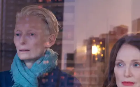 Tilda Swinton et Julianne Moore, visages emblématiques du cinéma, dans une scène qui a marqué le grand prix du jury de la Mostra de Venise.