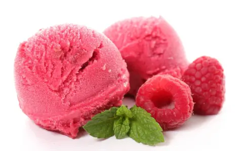 Trzy porcje malinowego sorbetu owocowego z malinami i miętą. Idealny wybór na upalne dni, czy wolisz sorbet owocowy czy lody mleczne?