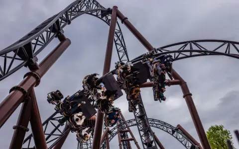 Achtung, Achterbahn! Adrenalin pur auf einer wilden Fahrt durch den Europa-Park. Ein unvergessliches Erlebnis in Kroatien, Europa.