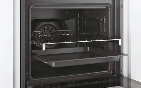 Interior de un horno moderno con rejilla y bandeja de hornear.