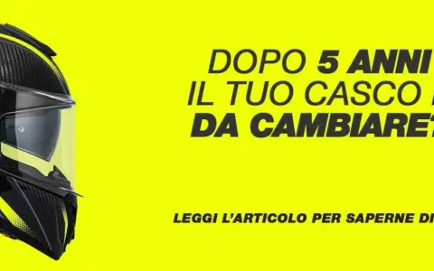 Casco da moto in carbonio con grafica gialla, con testo che chiede se il casco è da cambiare dopo 5 anni, rispettando l'e11 omologazione.