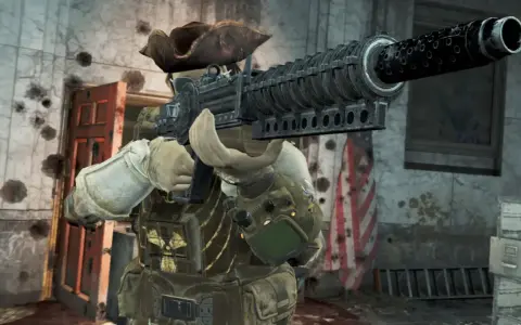 Personaje con sombrero de pirata y arma pesada, listo para la acción en Fallout 4. ¡Descubre trucos para dominar el Yermo!