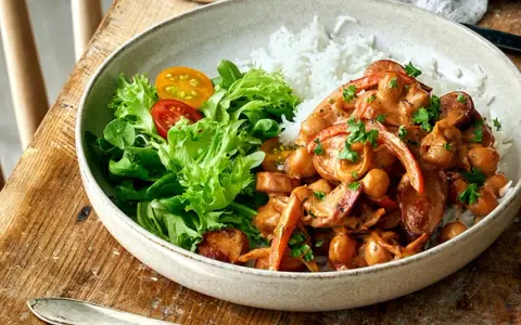 En krämig kycklinggryta med kikärtor och paprika serveras med ris och en fräsch sallad. Perfekt som nyårsmeny barn.