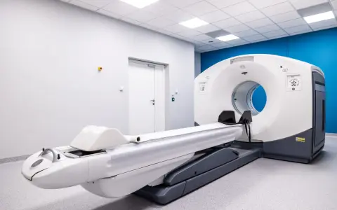 Nowoczesny aparat PET-CT w gabinecie medycznym.