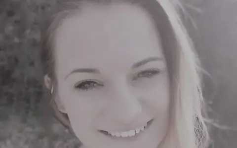 Uśmiechnięta Weronika z górali, jej wiek zdradza młodość i radość. Jasne włosy i spojrzenie pełne życia.