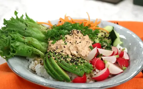 En fräsch tonfisk bowl med ris, avokado, rädisor, gurka, morötter och sallad. Ett perfekt tonfisk recept för en snabb och god lunch.
