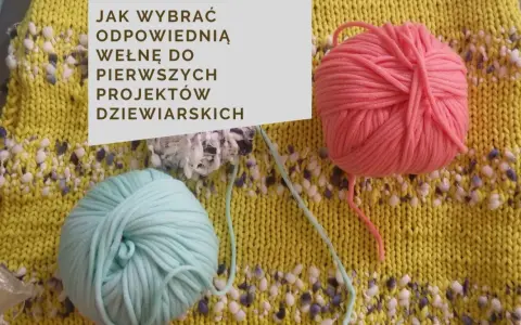 Dwa motki włóczki: jeden różowy, drugi miętowy, leżą na żółtej dzianinie.