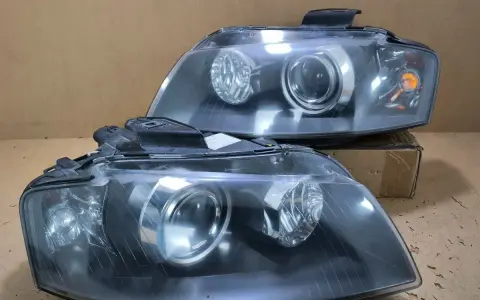 Dwa reflektory Audi A3 8P przód, gotowe do wymiany żarówki.